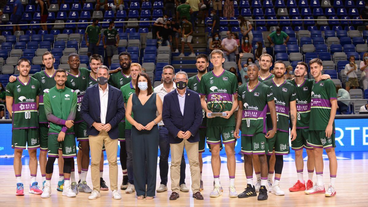 Las autoridades posan con la plantilla verde.