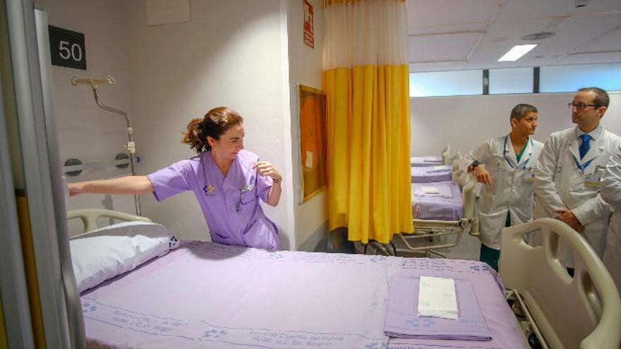 Varios trabajadores de la sanidad pública canaria en una habitación del hospital Doctor Negrín.