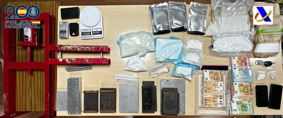 Dinero, droga y útiles para su manipulación intervenidos en la operación policial, en 2024.