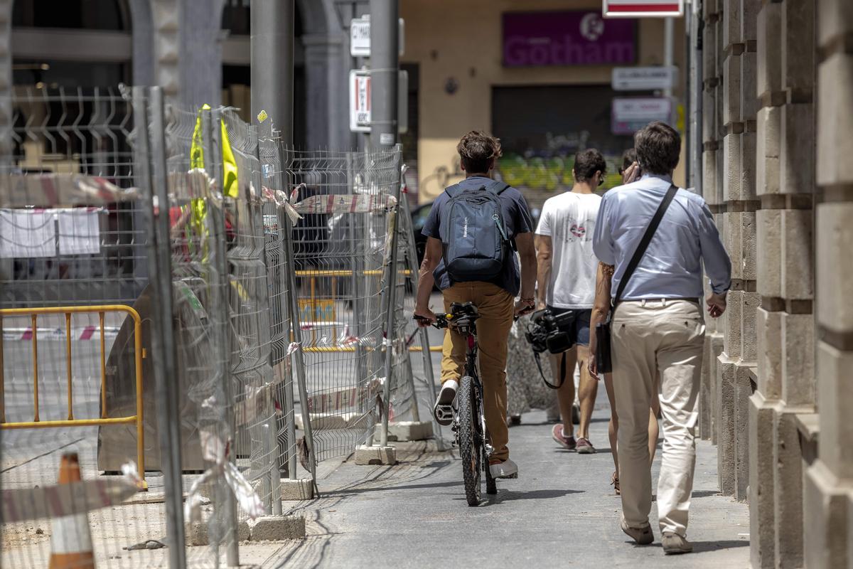 Bicicletas, peatones y obras mantienen una difícil convivencia.