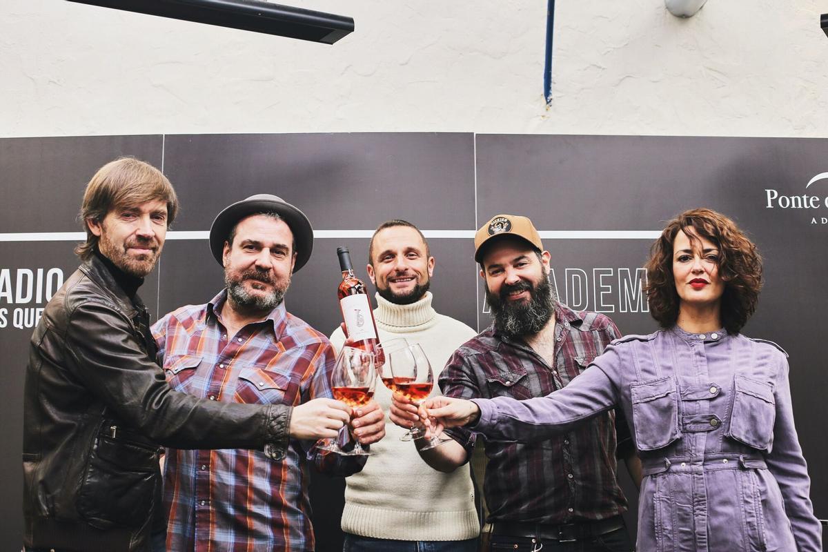 BRINDIS DEL GRUPO DE MUSICA ELADIO Y LOS SERES QUERIDOS Y LOS CANTANTES XOSE MANUEL BUDIÑO (1I) Y VEGA (1D) EN LA PRESENTACION DE " ACADEMIA ", LA TERCERA EDICIÓN DE VINOS DE AUTOR DE PONTE DA BOGA, LA BODEGA DE HIJOS DE RIVERA. VINO
