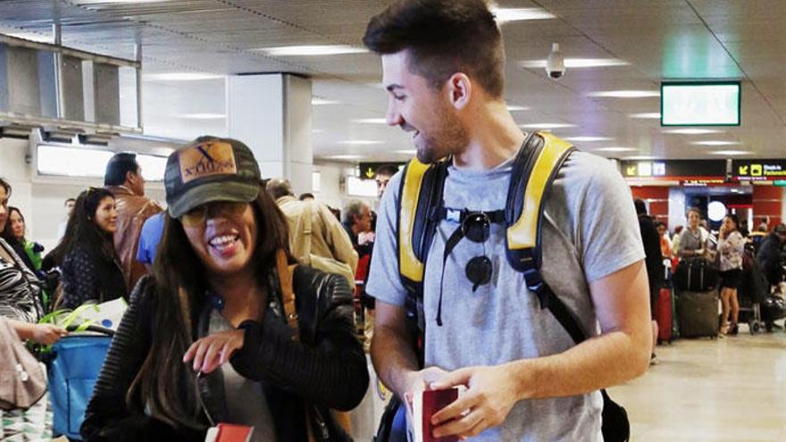 Isabel Pantoja y Alejandro Albalá, en el aeropuerto