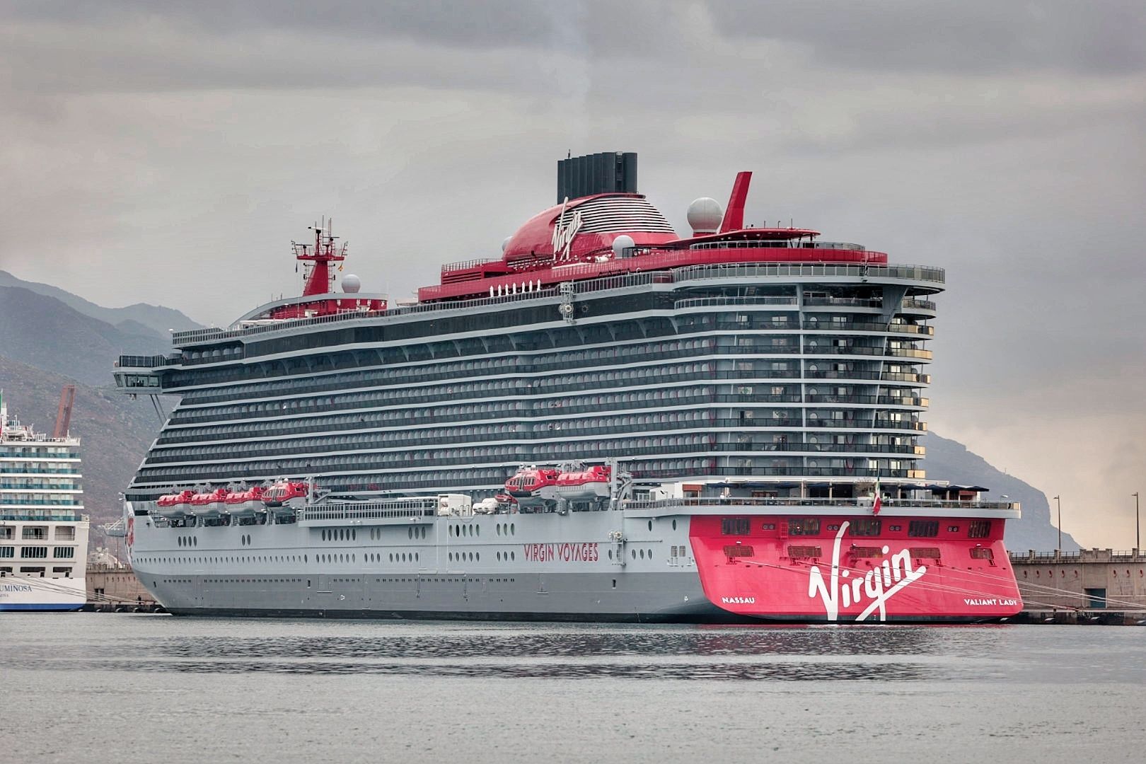 Llegada del crucero 'Valiant Lady' al puerto de Santa Cruz de Tenerife