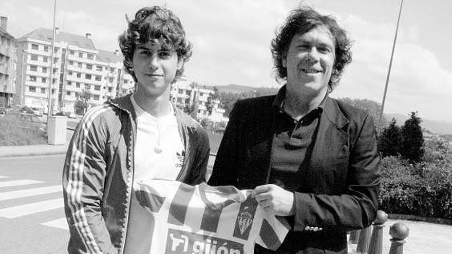 Alex Serrano, ayer, con su padre, Mino, sujetando una camiseta del Sporting en Viesques.