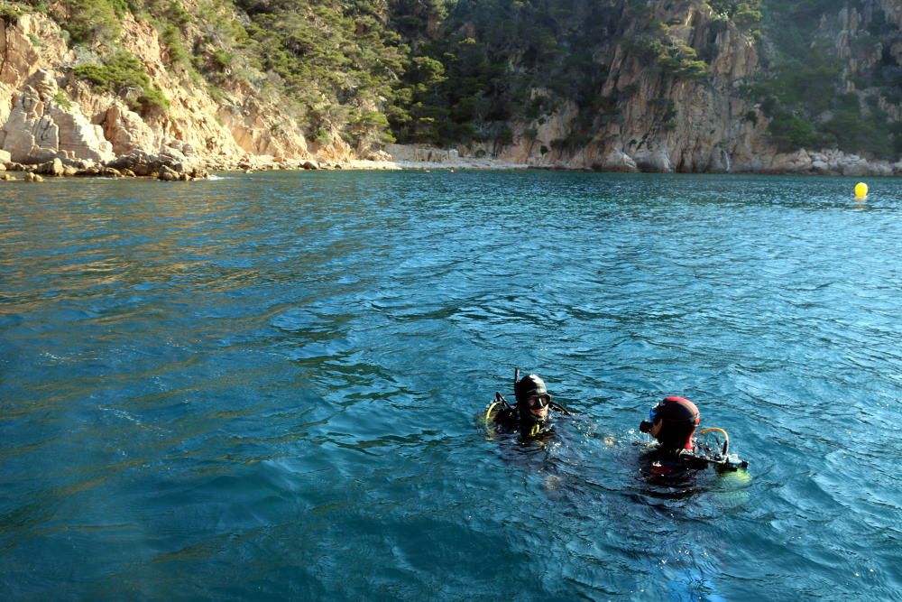 Els biòlegs i voluntaris de la Fundació Mar anant cap a la cala Vigatà de Sant Feliu de Guíxols