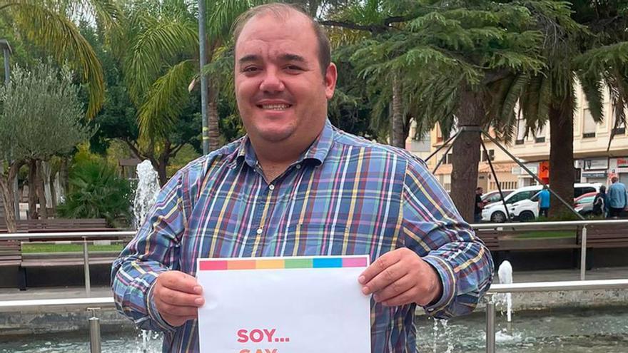 El concejal, con el cartel de la campaña de sensibilización.