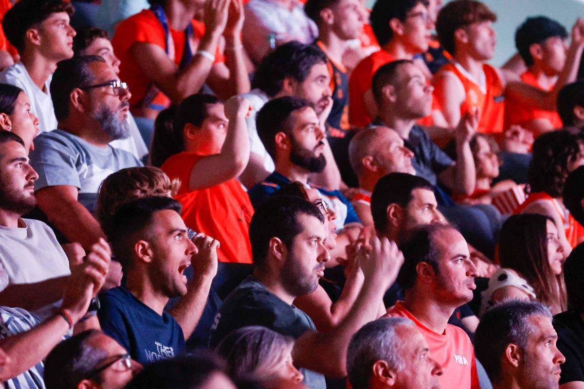 Búscate en la galería de Super: Así se vivió el Barça–Valencia Basket en el Roig Arena