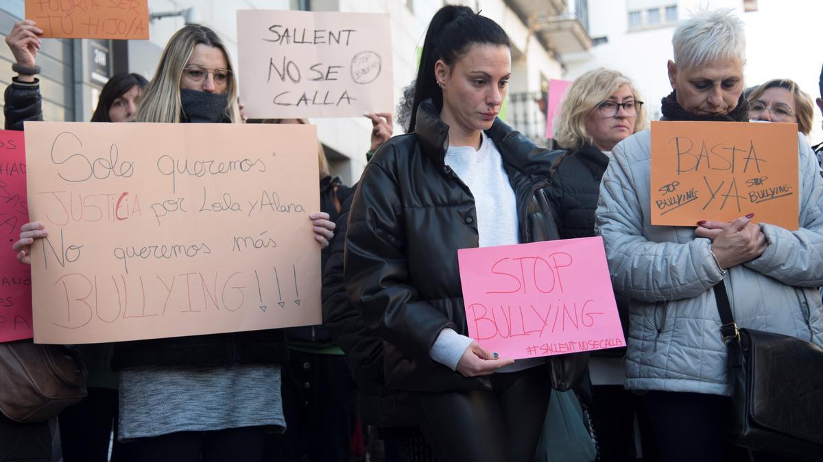 Protesta de alumnos y familiares de las gemelas de Sallent