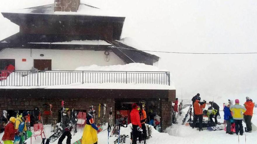 Las intensas nevadas caídas en la última semana en Asturias han dejado a partes iguales tanto trabajo como posibilidades de disfrute. A la izquierda, operarios talan y retiran árboles de la carretera en Rioseco (Sobrescobio). En el centro, esquiadores en la estación de Pajares, y a la derecha, una retroexcavadora limpia el acceso a la Cueva Oscura, en Onís.