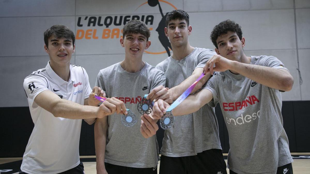 Lucas Marí, Sergio de Larrea, David Barberá y Pablo Navarro, con las medallas del Mundial U17 en l'Alqueria del Basket