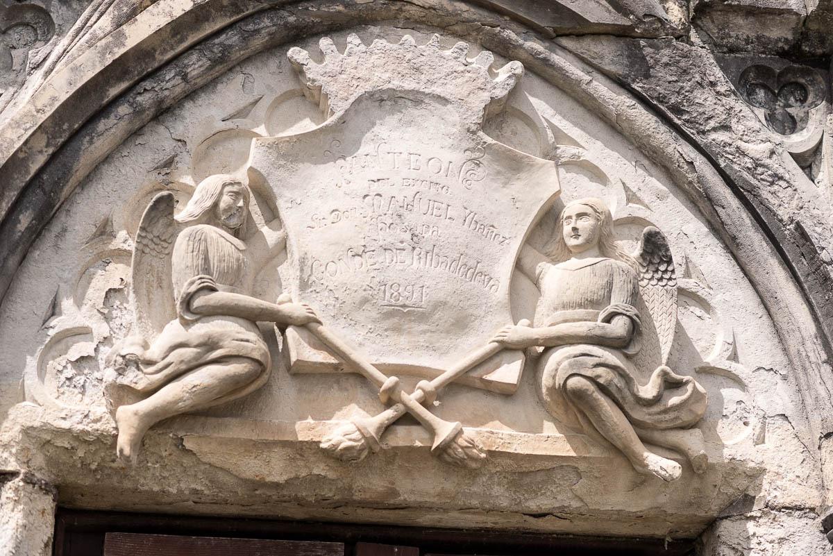 Ángeles que conducen las almas. Panteón del Conde de Ribadedeva.