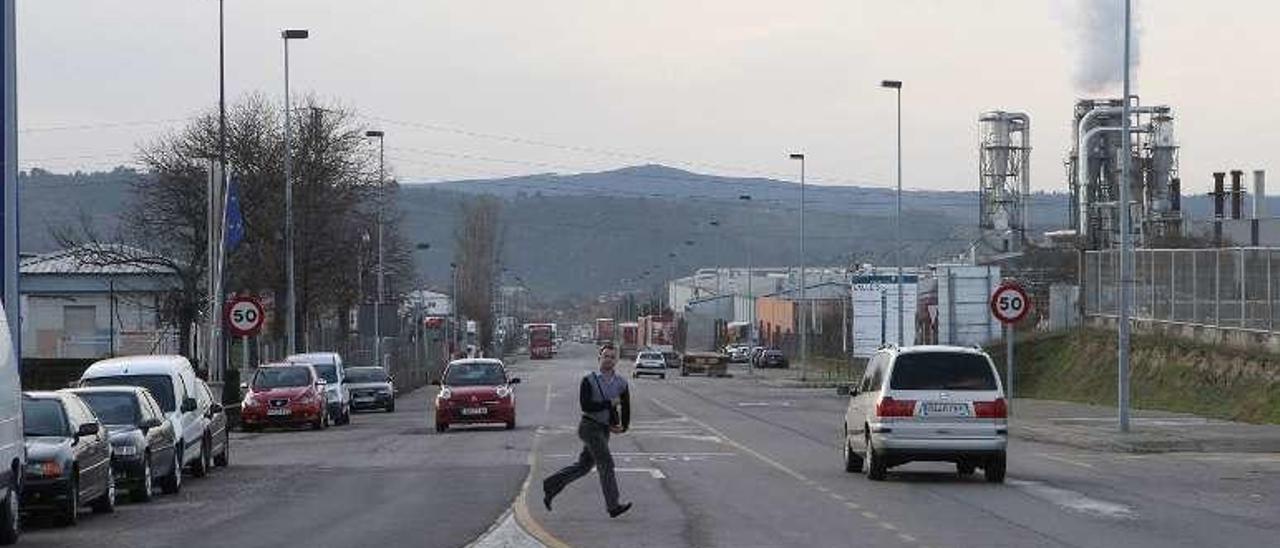 Uno de los viales de acceso al polígono de San Cibrao. // Jesús Regal