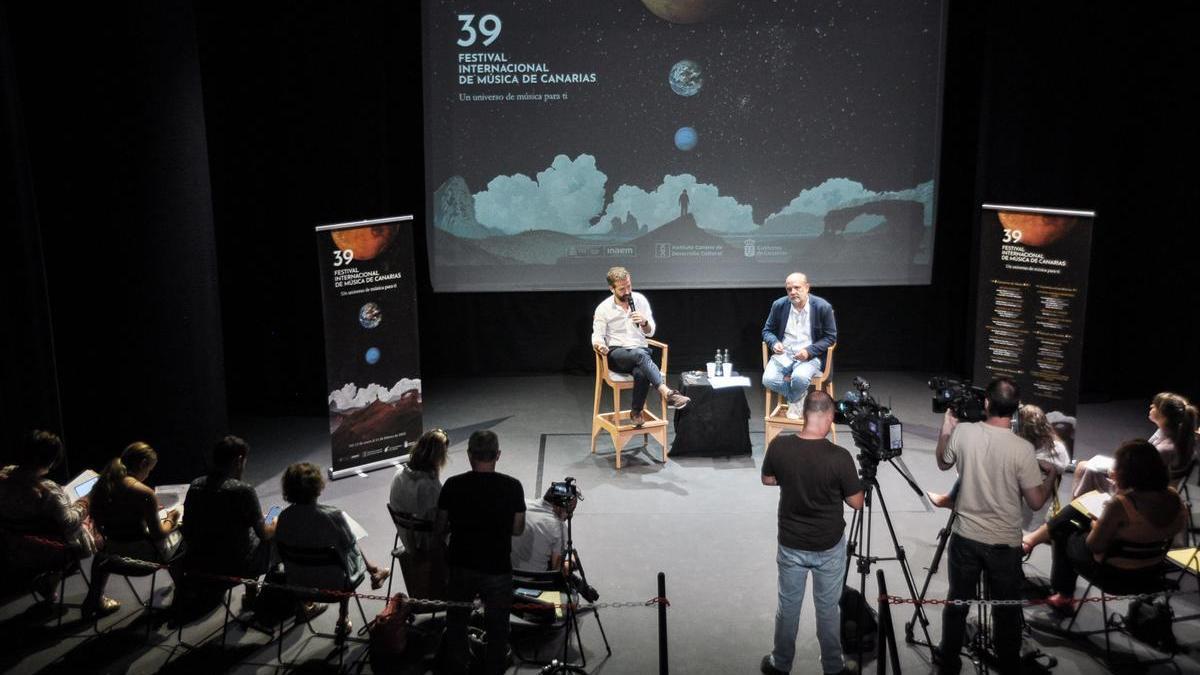 Presentación del 39º Festival Internacional de Música de Canarias en rueda de prensa esta mañana. De izq. a dcha., Juan Márquez, viceconsejero de Cultura, y Jorge Perdigón, director del FIMC.