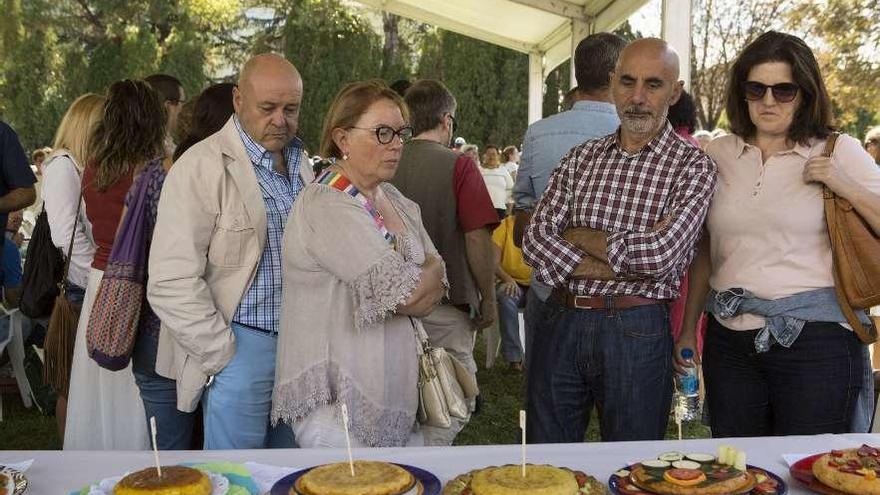Público ante las tortillas del concurso celebrado durante la última romería del Cristo.
