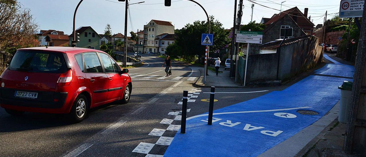 El Camiño Real, en azul, para peatones, en una de las intersecciones con la PO-551 y TCA de Tirán.   | // G.N.