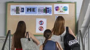Alumnas en un instituto de la provincia, donde hay carteles que recuerdan que el uso de los móviles está prohibido en el centro.