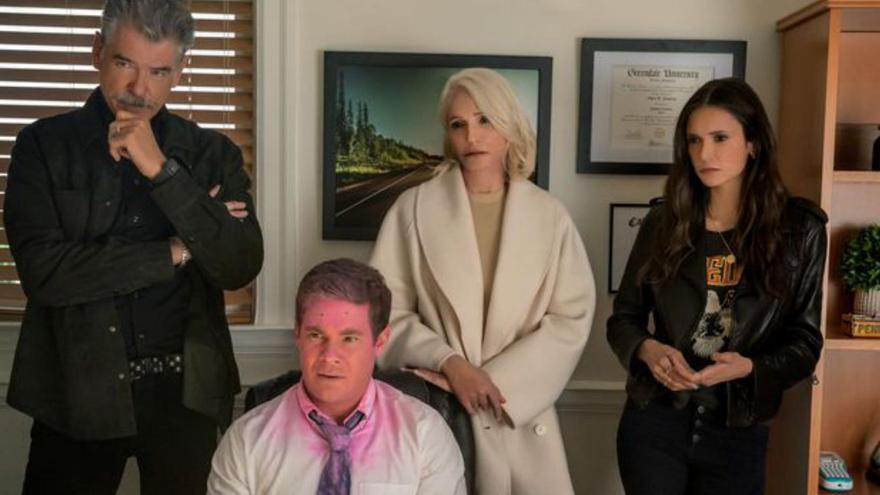 Pierce Brosnan i Ellen Barkin en una comèdia a Netflix