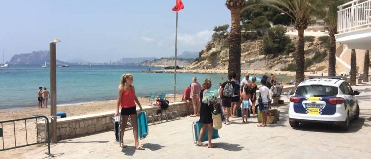 Una empresa de camareros y personal de hostelería vigilará las playas de Moraira