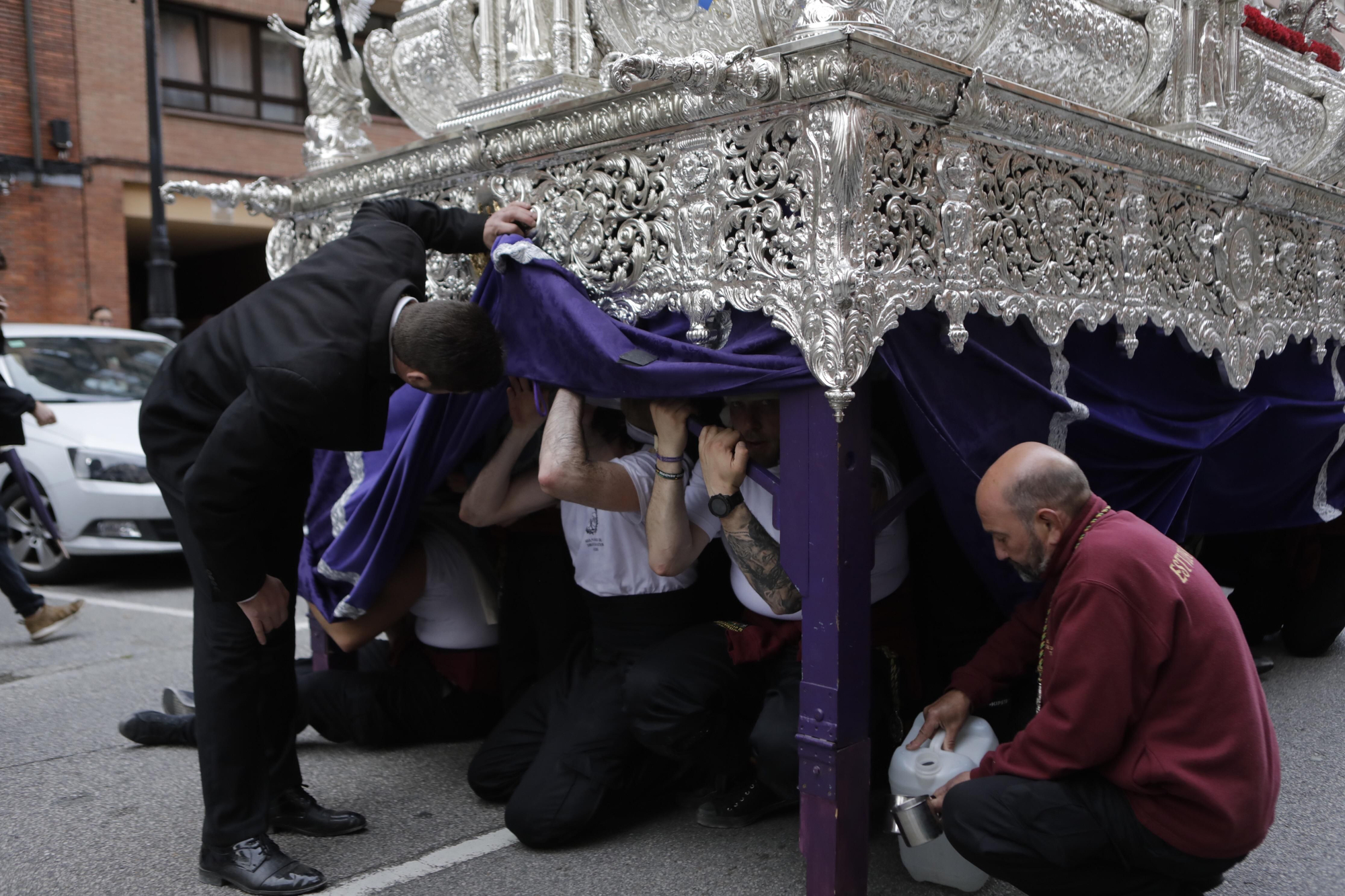 Los Estudiantes llevan al Señor de la Sentencia desde el cielo al Paraíso