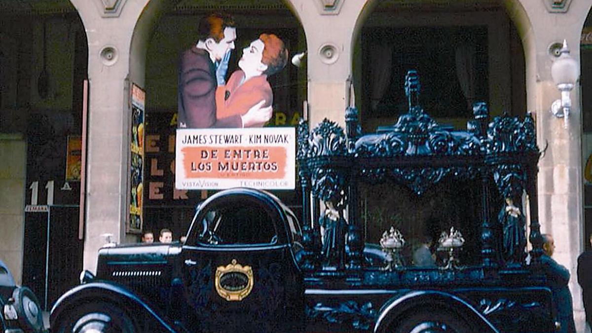 Un coche fúnebre promociona la película 'Vertigo' de Alfred Hitchcock, 1959