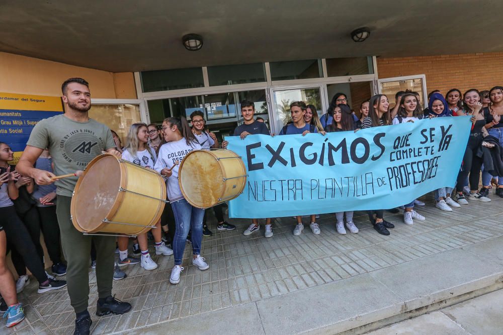 Protesta de profesores, padres y alumnos del IES Les Dunes para pedir un profesor, en una plaza que está vacante desde que comenzó el curso