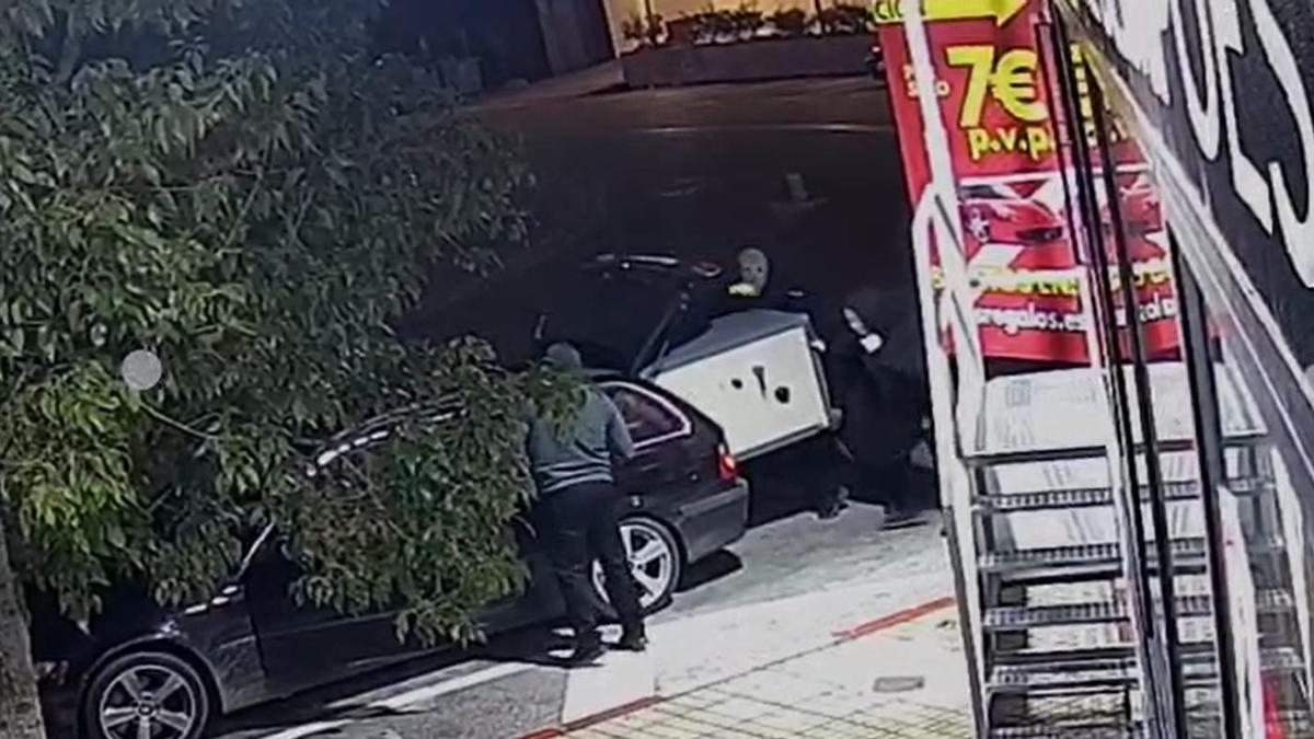 VÍDEO | Atraco de película en el complejo Leo en Monesterio (Badajoz): arrancan la caja fuerte del camión de los regalos con 65.000 euros dentro