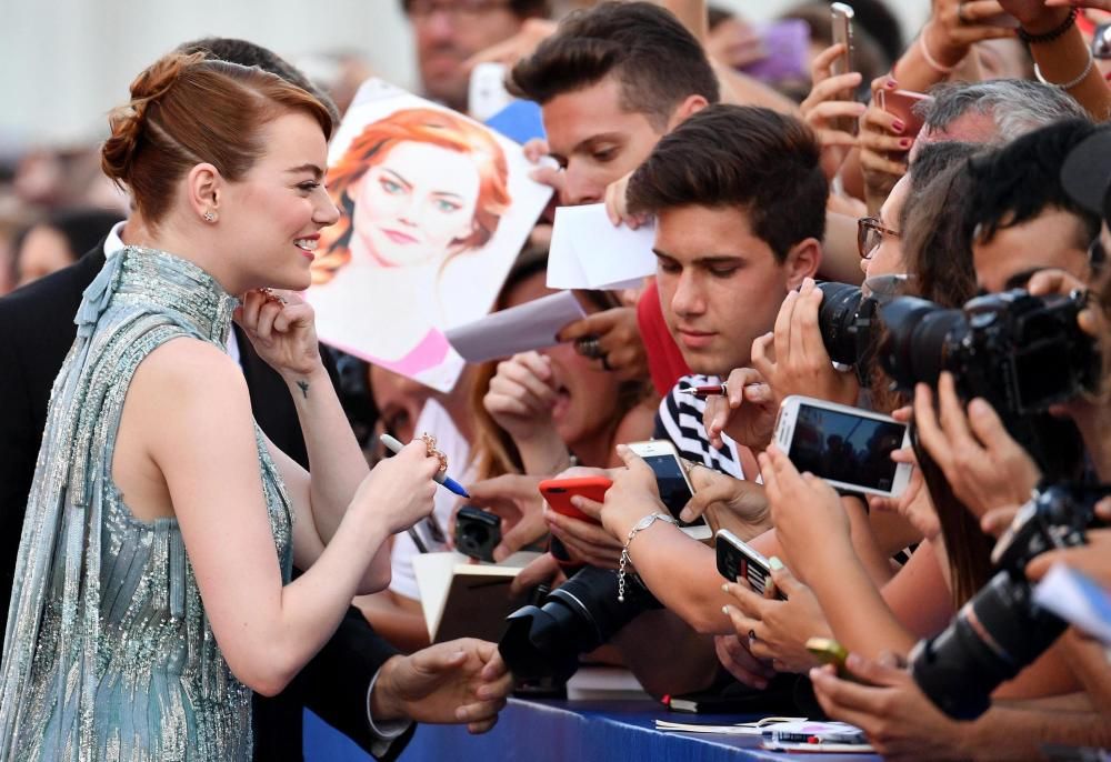 Emma Stone fue hoy la reina de la primera alfombra roja de Venecia, por la que pasó luciendo una dulce sonrisa y un espectacular vestido plateado.