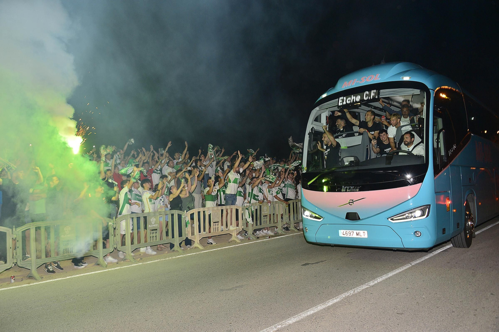 La afición del Elche recibe a los héroes del ascenso a su llegada al Martínez Valero