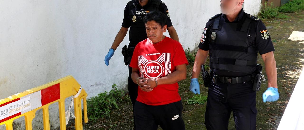 Fredy R., ante la vivienda de la calle Coruña horas después de ser detenido por el crimen.