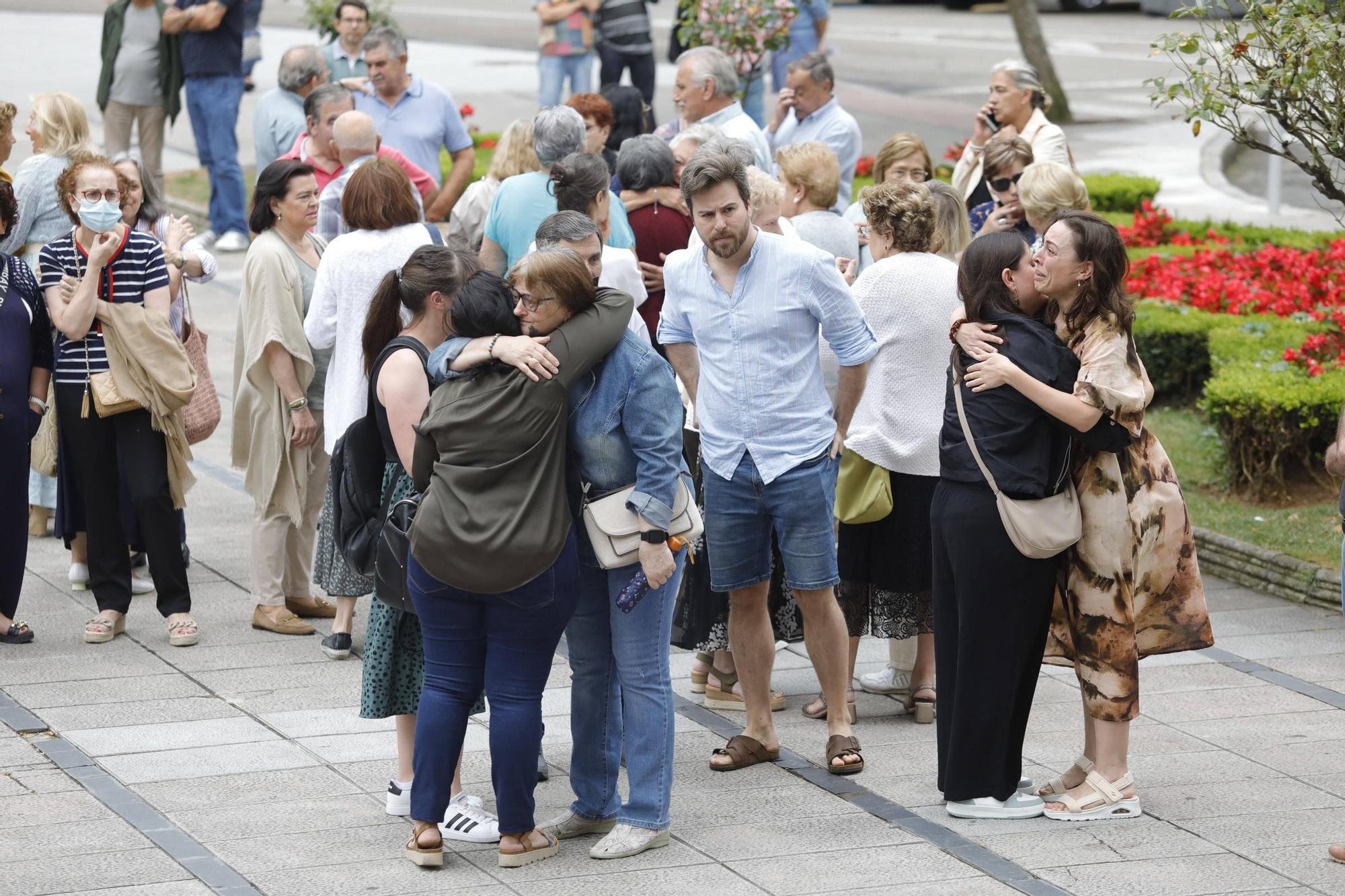 Así fue la despedida y el homenaje de amigos y clientes del Cafetón en Avilés a sus dueños, muertos en León