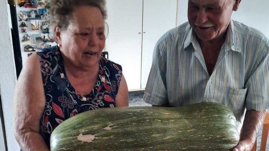 Pino Medina y su marido, Leandro Pedro Morales, junto a la calabaza gigante en el garaje de su casa