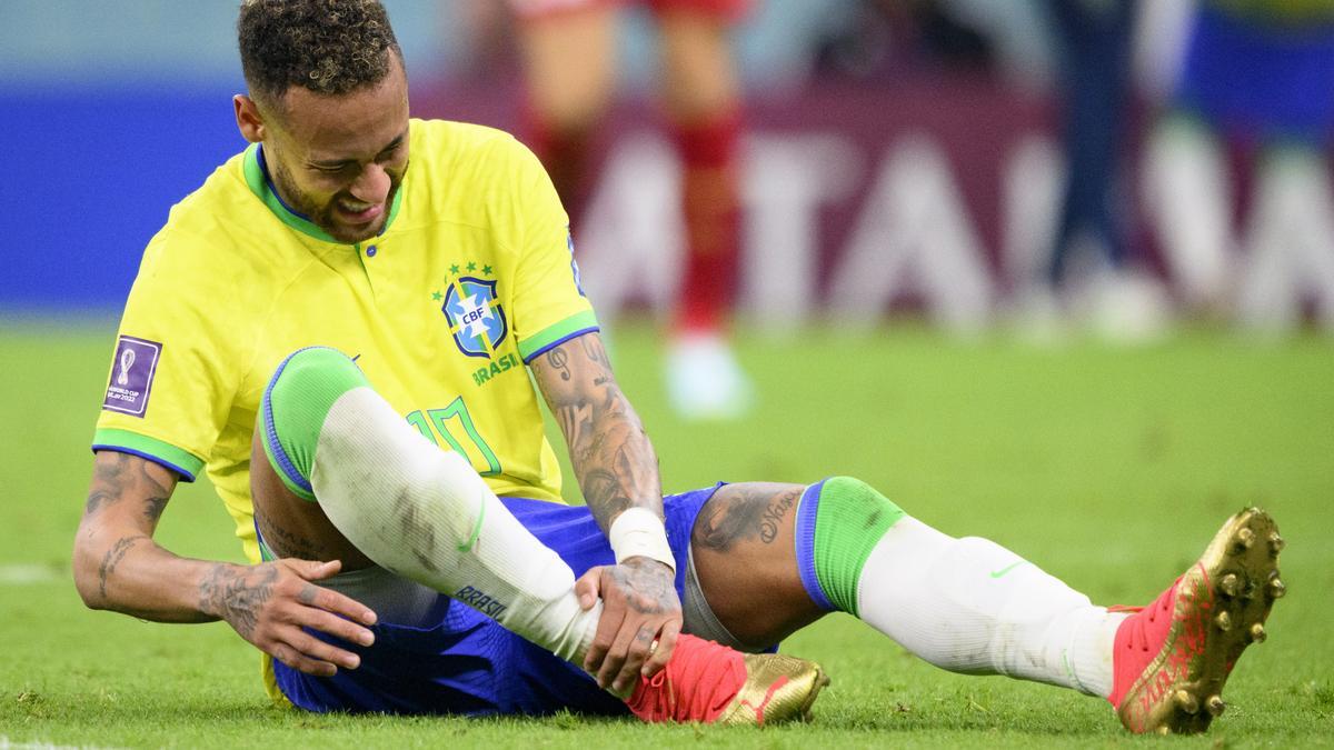 Neymar se duele del tobillo derecho en el partido frente a Serbia.