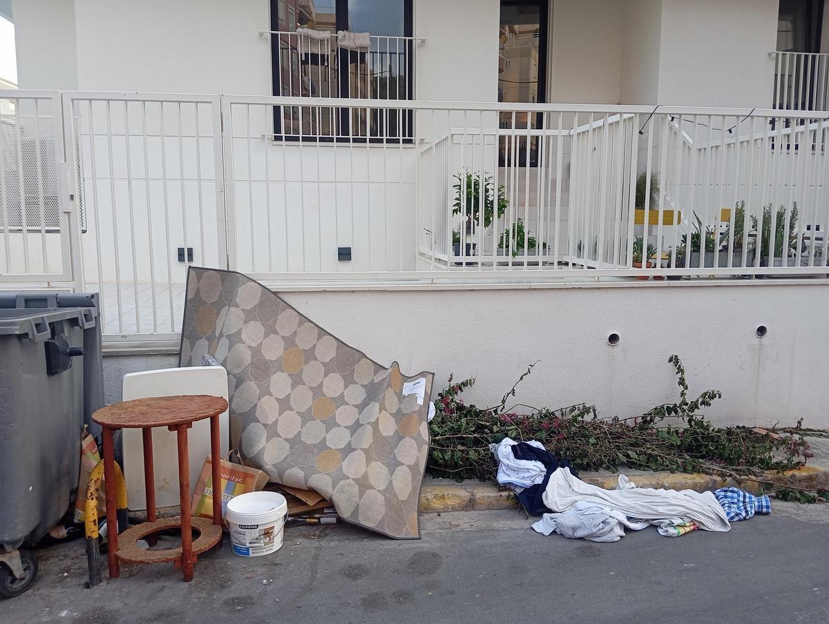 Acumulación de trastos y restos de poda en la zona de contenedores de la calle Bellver de Palma