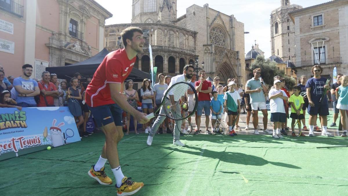 Pedro Martínez Portero y el concejal Javier Mateo, participando en el Street Tennis