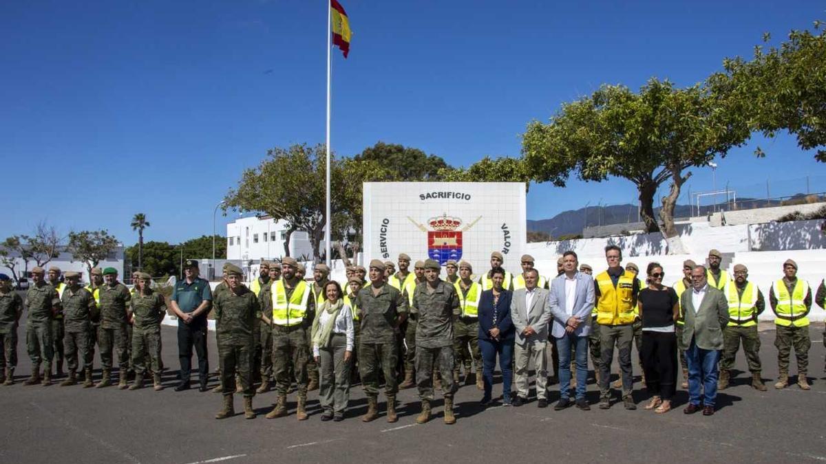 Foto de grupo de los militares y los representantes del Cabildo de Tenerife, este lunes, en el Acuartelamiento de Hoya Fría.