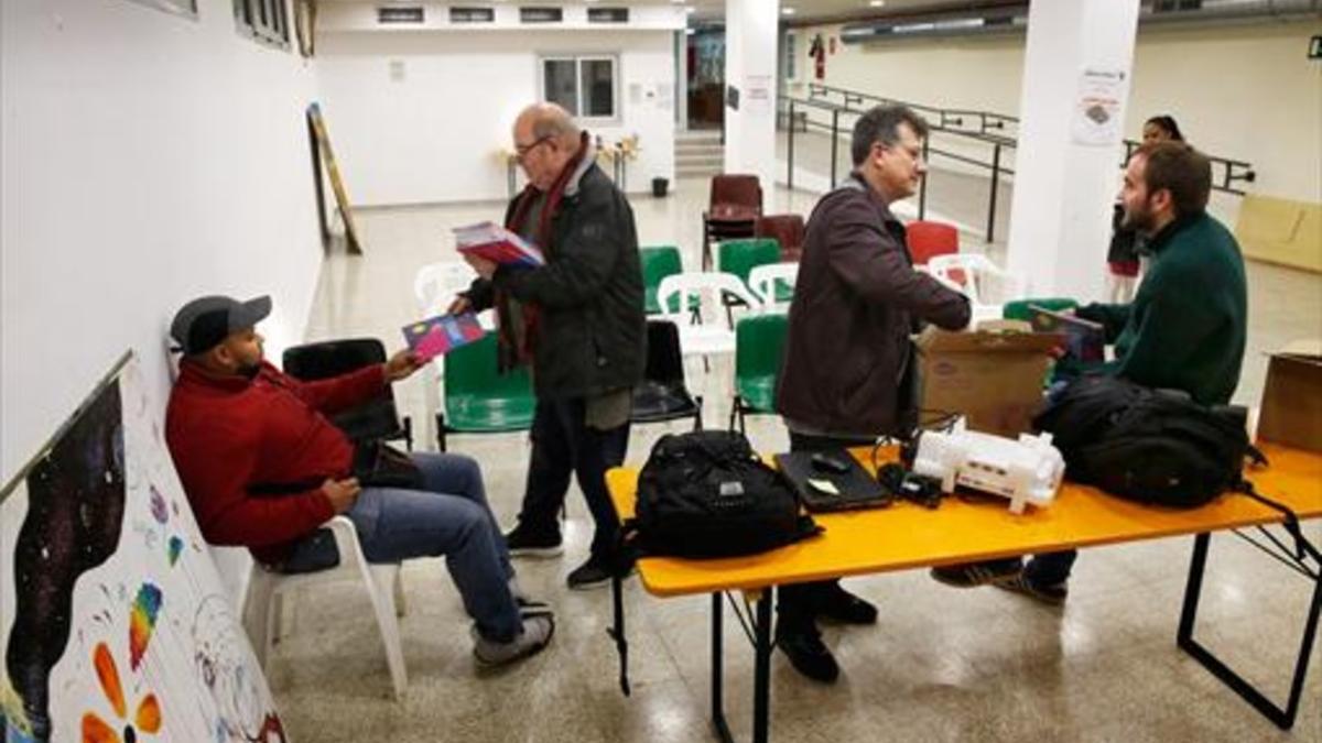 La asociación proalquiler público 500x20, en asamblea en La Bòbila.