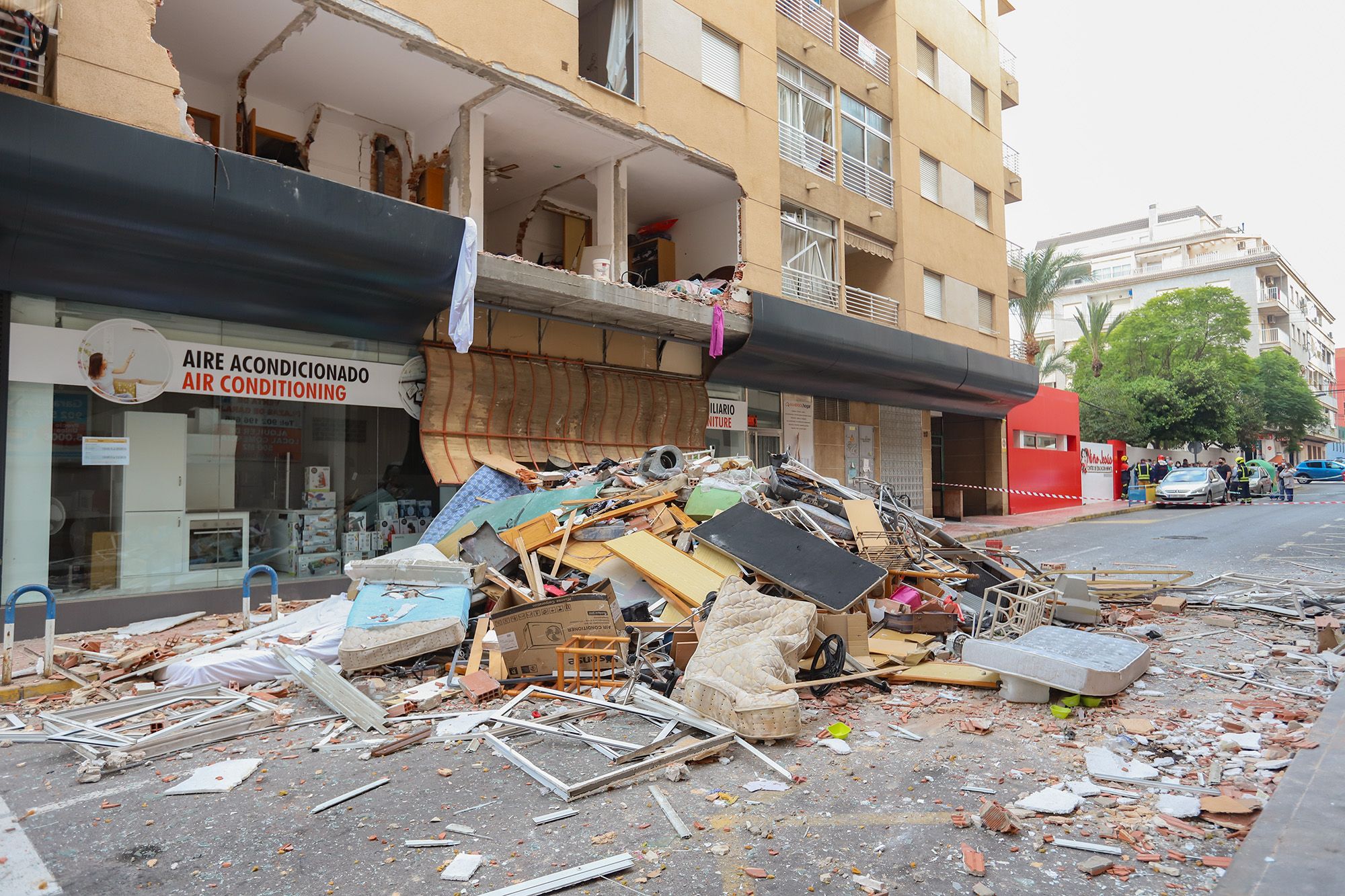 Una gran explosión destroza un edificio de Torrevieja