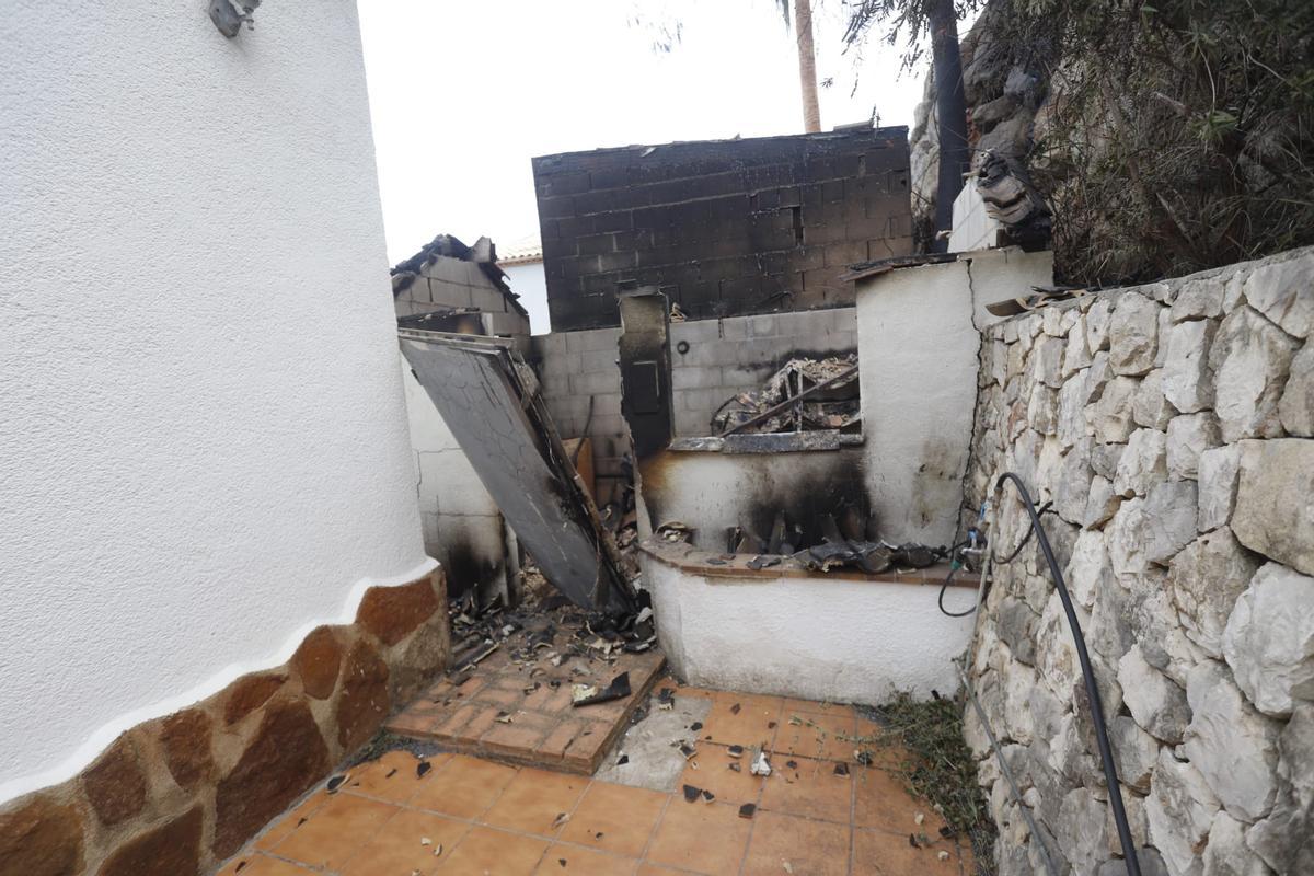 El incendio arrasa la urbanización Monte Corona de Ador