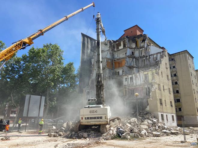 Comienza el derribo de dos de los últimos pisos con aluminosis del barrio de Sant Roc en Badalona