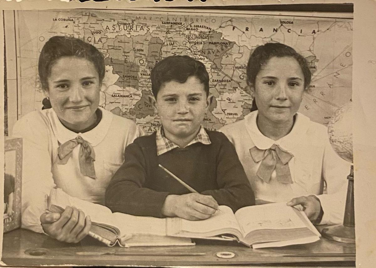 Una escuela de España en los tiempos de la Enciclopedia Álvarez.