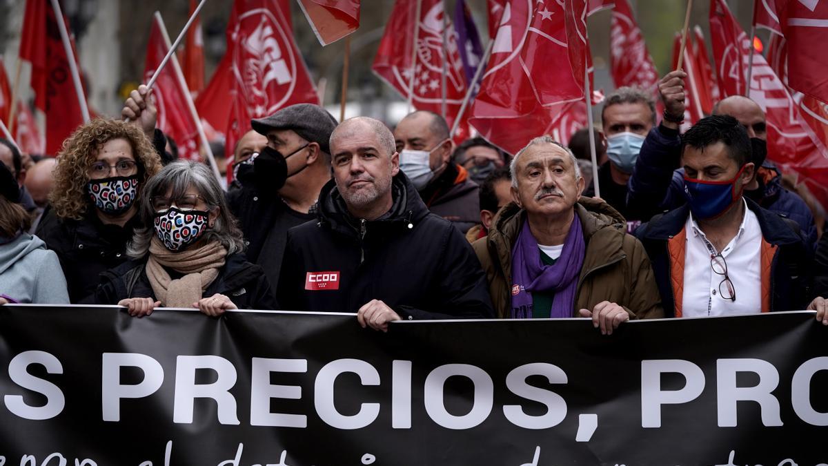 Los representantes de los sindicatos en la cabecera de la manifestación.