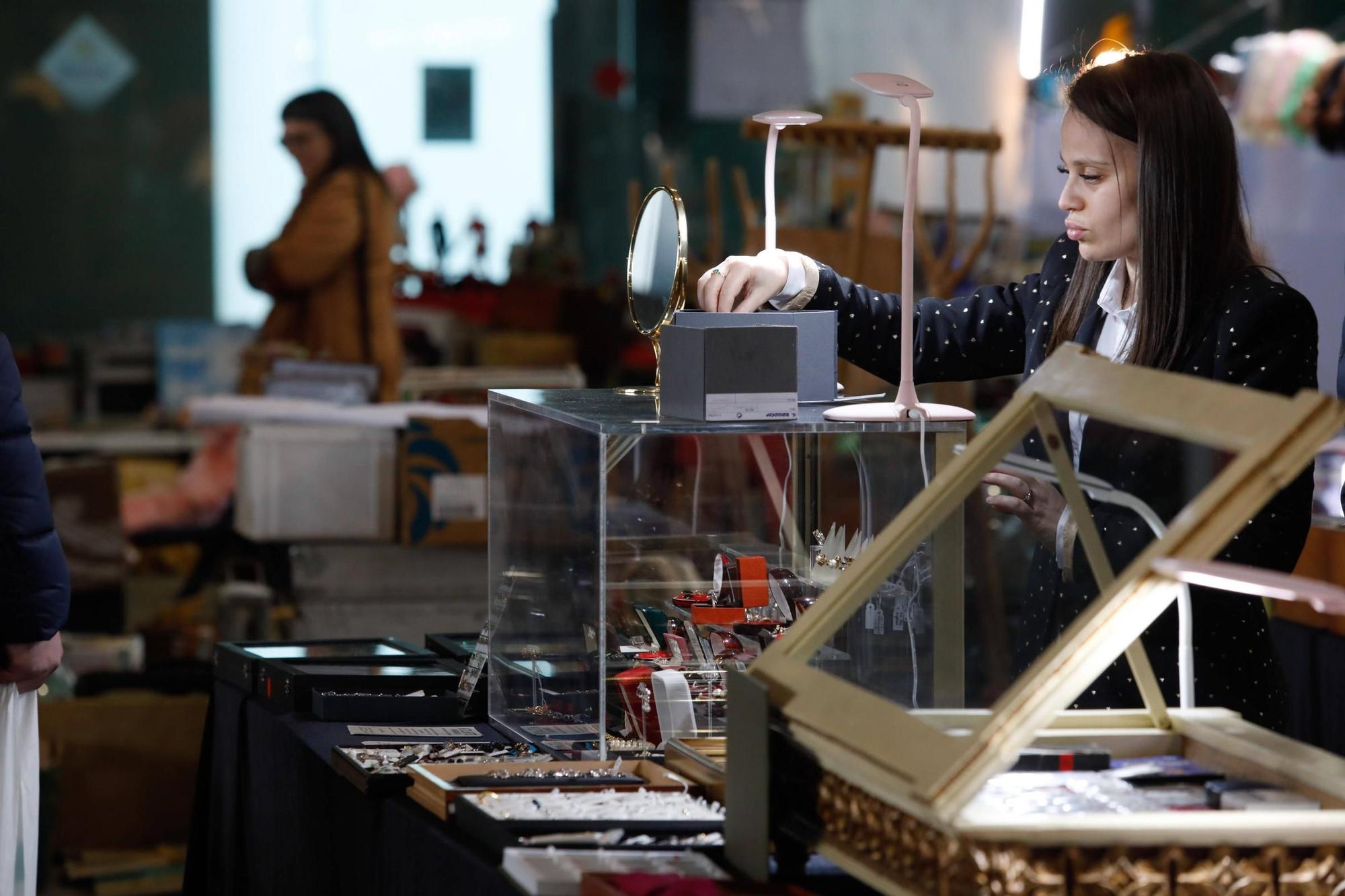Larga cola en la apertura de la Feria de Antigüedades