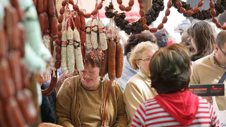 La Plaza de San Isidro acoge numerosos puestos donde los visitantes pueden adquirir productos típicos de la zona.