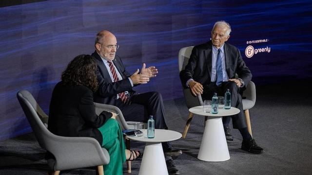 Jaume Duch, conseller d’Unió Europea i Acció Exterior de la Generalitat de Catalunya; Josep Borrell, ex alt representant de la UE per a Afers Exteriors i Política de Seguretat i actual president del CIDOB; i Gemma Martínez, directora d''El Periódico'.