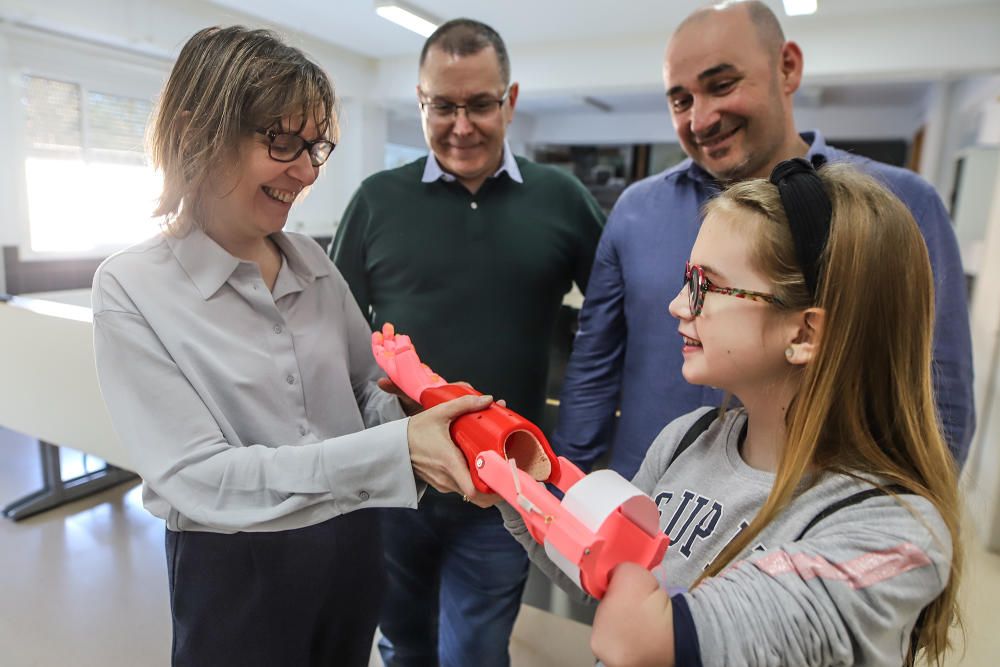 La prótesis de brazo en 3D que fabricaron dos profesores de Orihuela para una niña se mostrará en el museo WorldSkills de Shangái