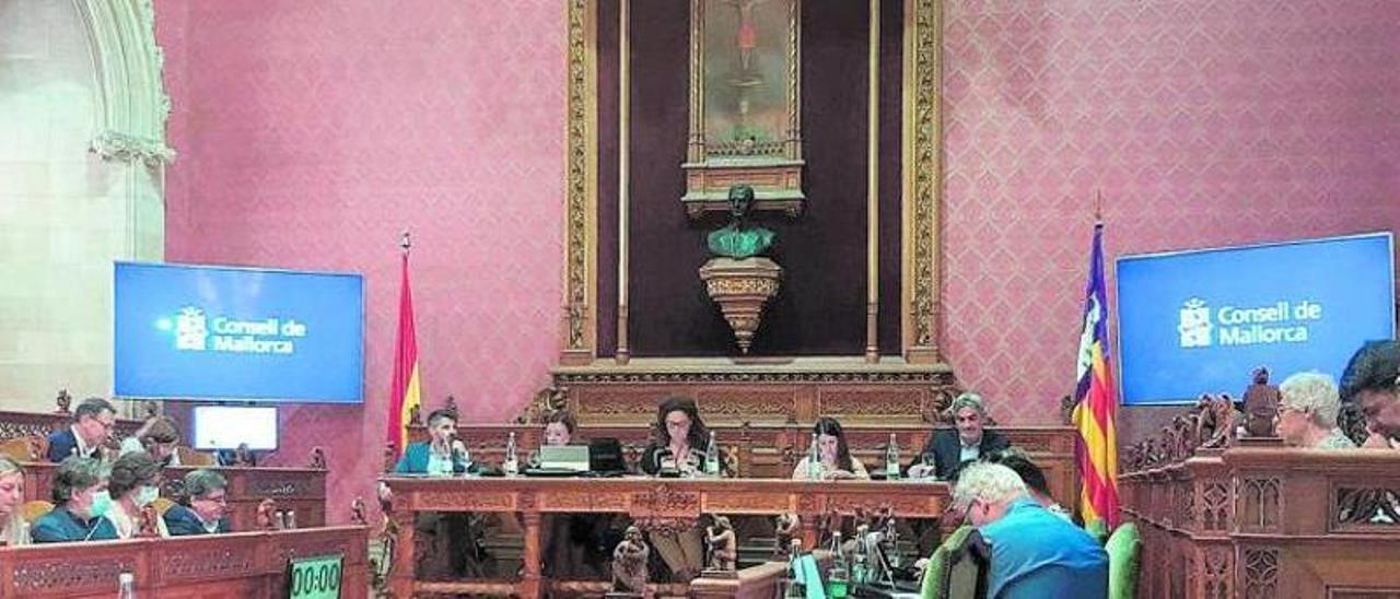 La institución insular aplaza la regulación de la Ley Turística hasta la próxima legislatura.