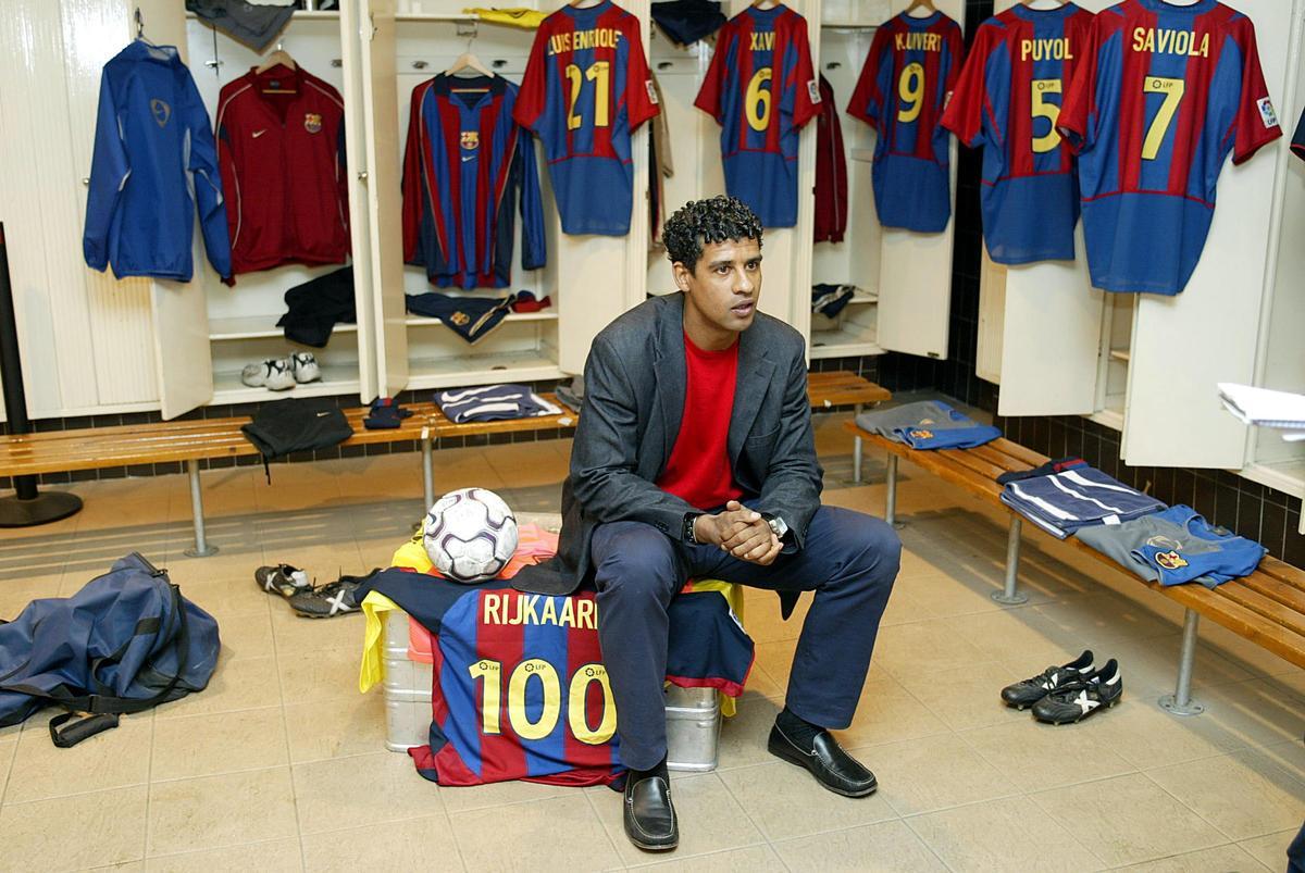 Rijkaard posa con la camiseta de sus 100 partidos con el Barça