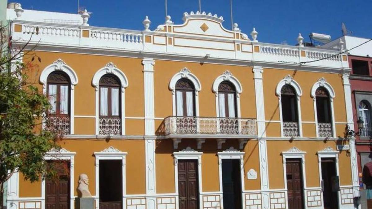 El Casino de Gáldar inaugura una gran exposición del artista canario Tino Mederos