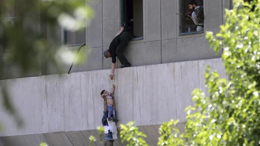 Estado Islámico reivindica el doble atentado en Irán, con 12 muertos