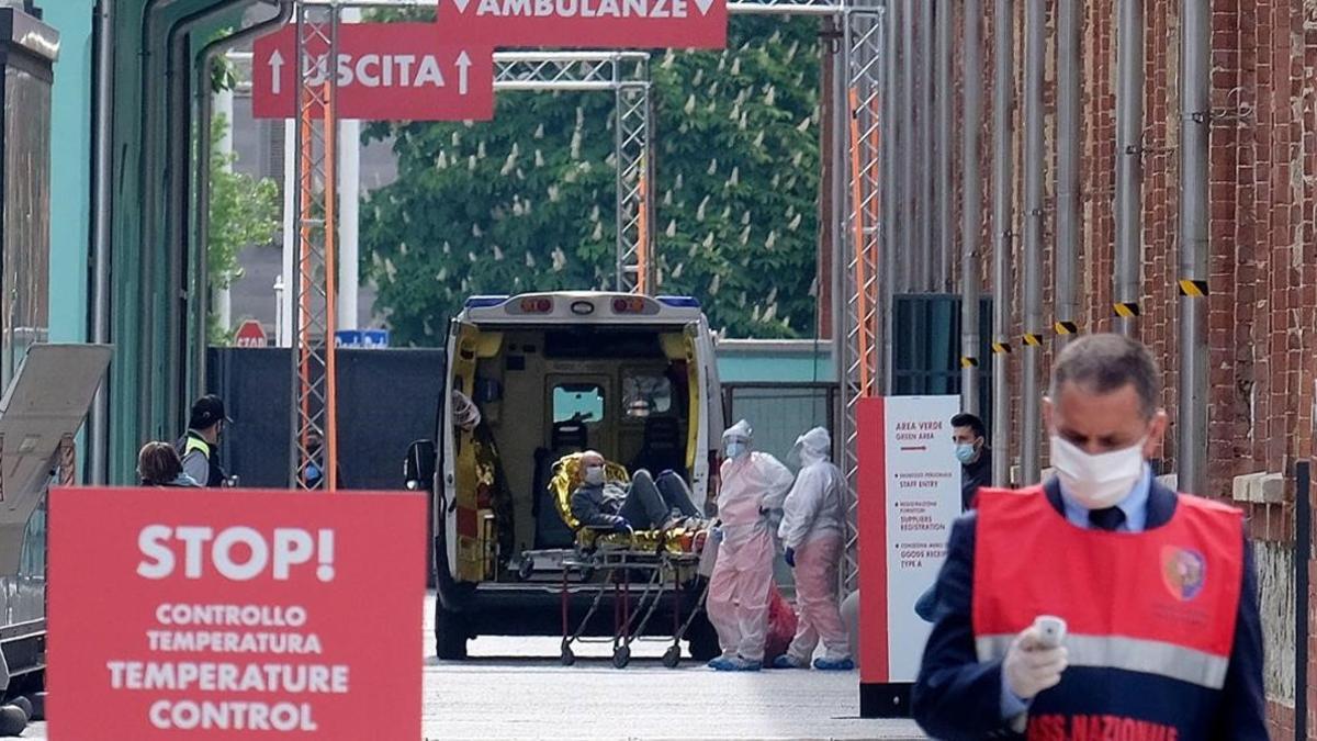 Llegada de ambulancias a un hospital de campaña en Turín.